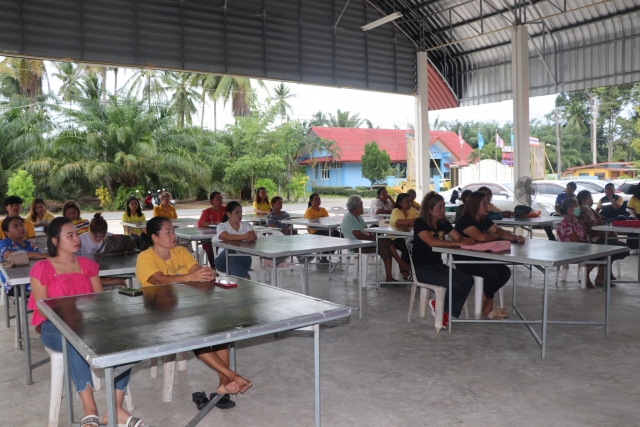 โครงการส่งเสริมสนับสนุนการฝึกอบรมอาชีพให้แก่ประชาชน กิจกรรม การสานตะกร้าจากเส้นพลาสติก